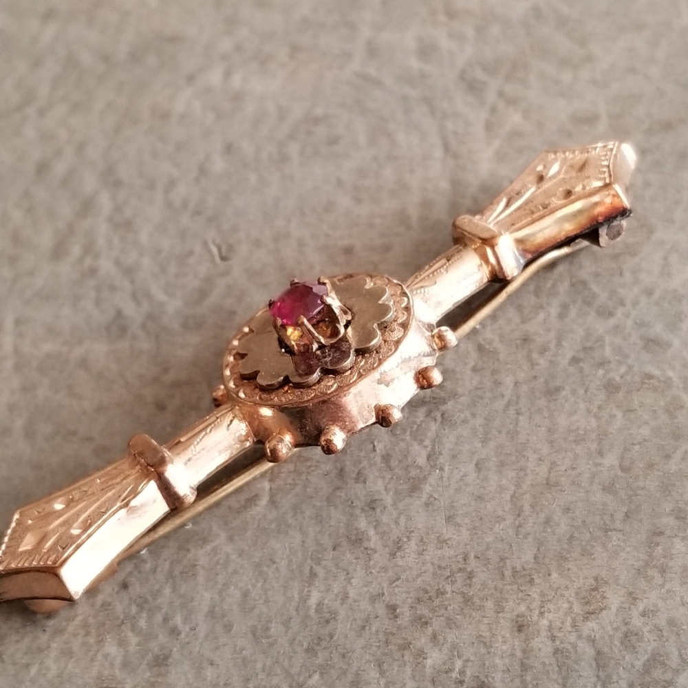 Antique bar pin Victorian gold tone Etruscan brooch 1800s red pink gem - Picture 5 of 13